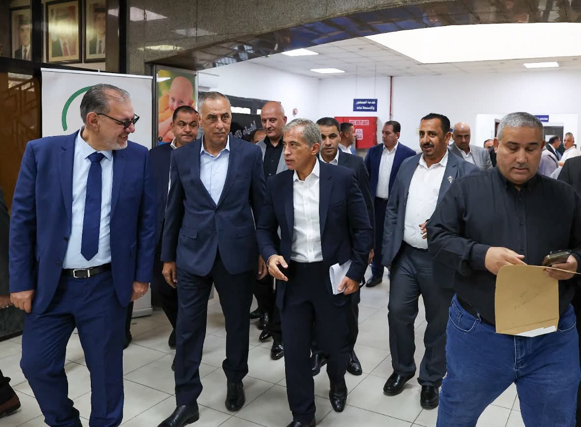 رئيس الوزراء يتفقد مديرية تسجيل أراضي جنوب عمّان