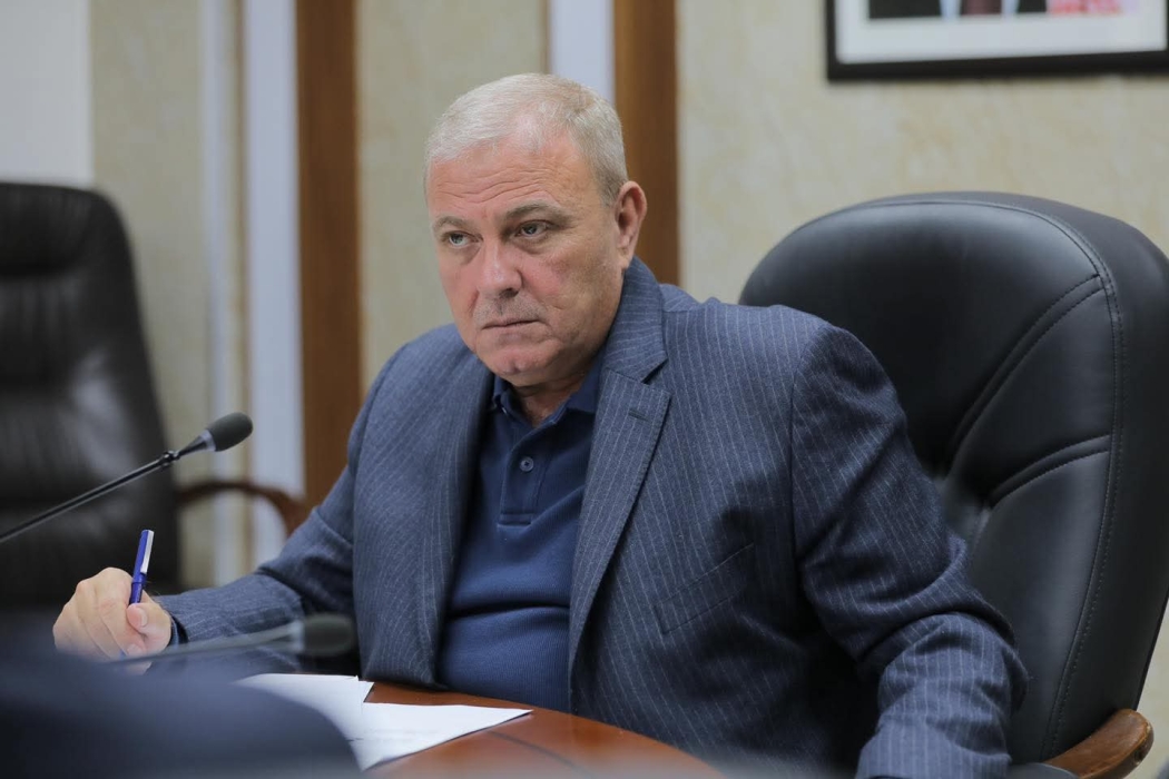 عطية يسائل الحكومة حول تصريحات “الـ73 عاماً” وانتظار التعيين في القطاع العام