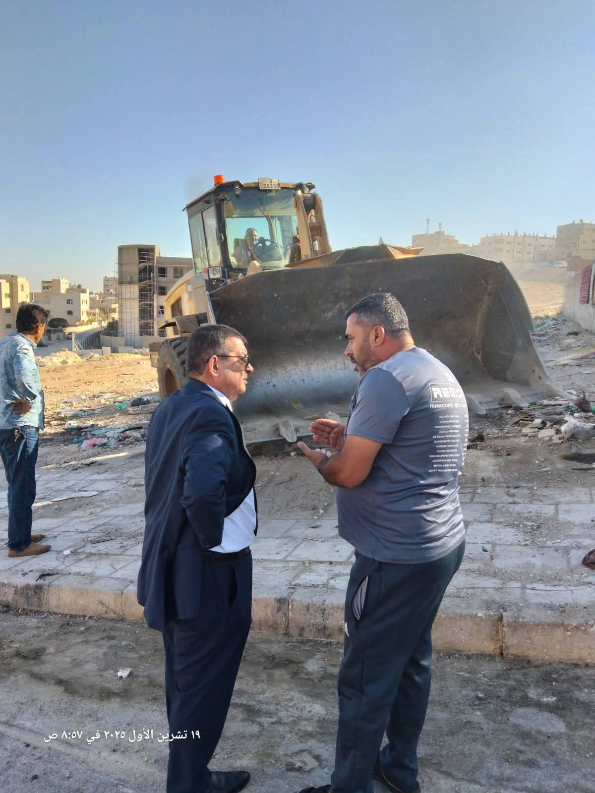 الخشمان يشرف على تنظيف ساحات شارع علي بن أبي طالب بضاحية مكة المكرمة في الزرقاء...صور