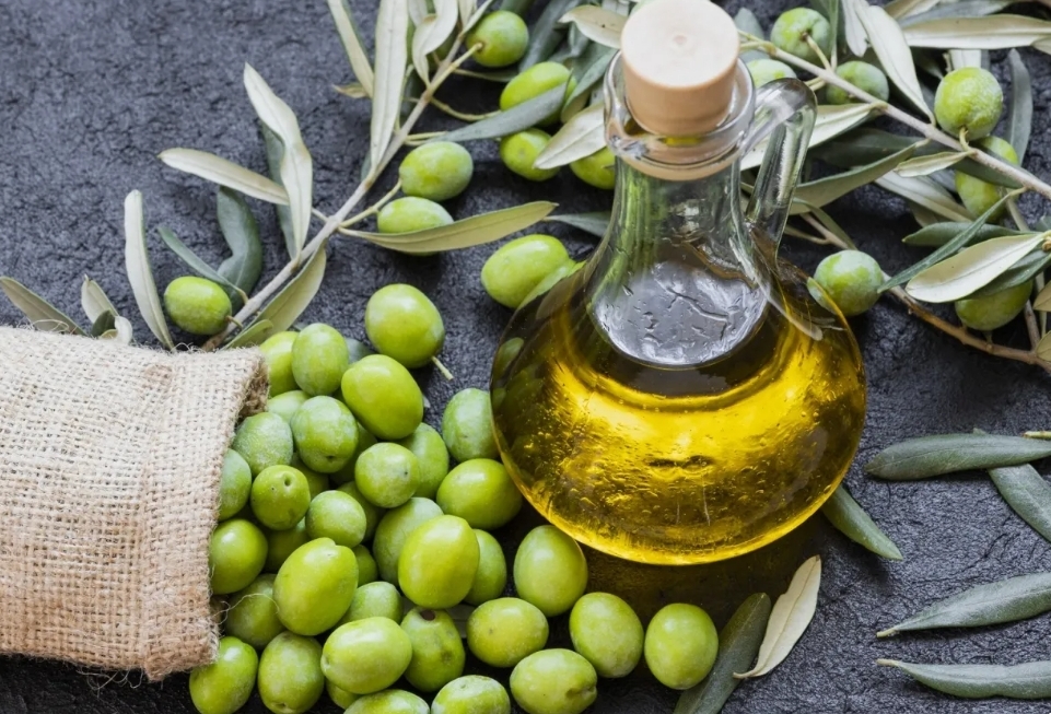 الزراعة تلوّح بفتح استيراد زيت الزيتون إذا استمر ارتفاع الأسعار