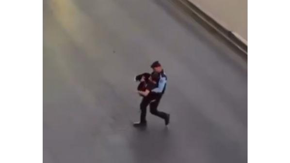 تصرف إنساني من رقيب سير يُشعل مواقع التواصل