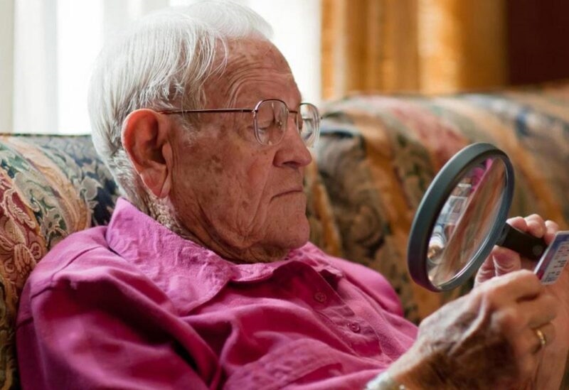 دراسة بريطانية.. ملايين من كبار السن يعانون من مشكلات غير مشخصة في البصر والسمع
