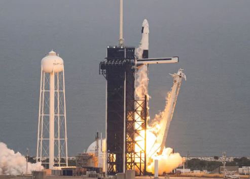 سبيس إكس تطلق 28 قمرا صناعيا جديدا من ستارلينك إلى الفضاء