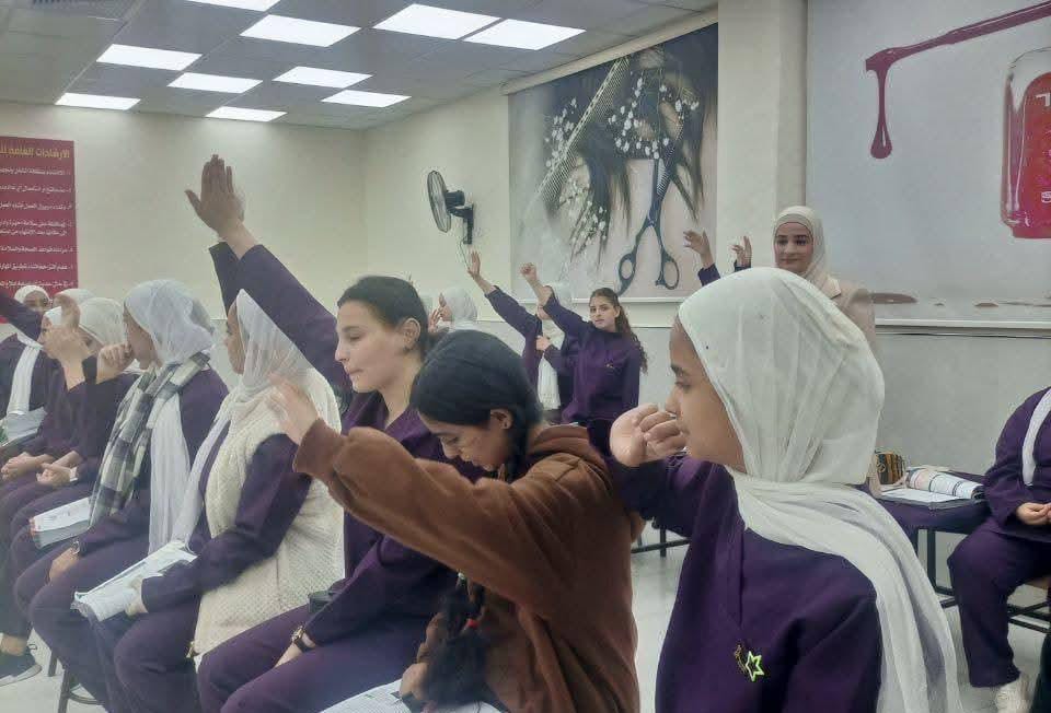 السواريس تتفقد مشغل الشعر والتجميل في مدرسة الخنساء الثانوية الشاملة للبنات.