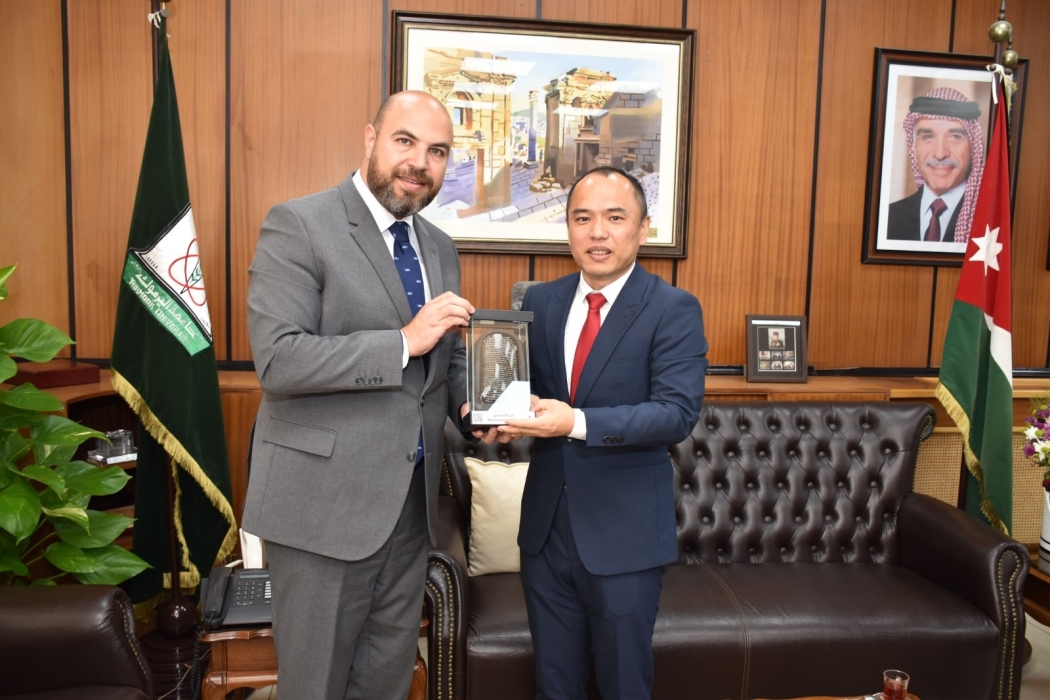 اليرموك تبحث تعزيز التعاون الأكاديمي مع المستشار الثقافي بسفارة الصين
