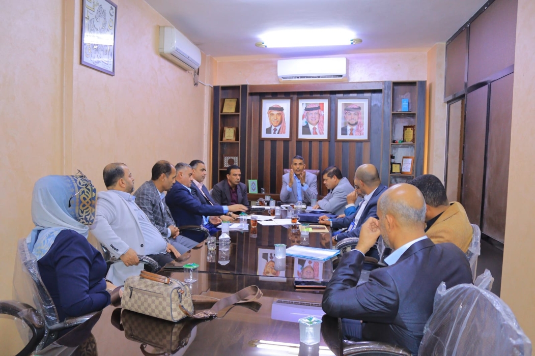 المساعيد يؤكد أهمية المتابعة الميدانية خلال لقائه المشرفين الإداريين في تربية البادية الشمالية الغربية