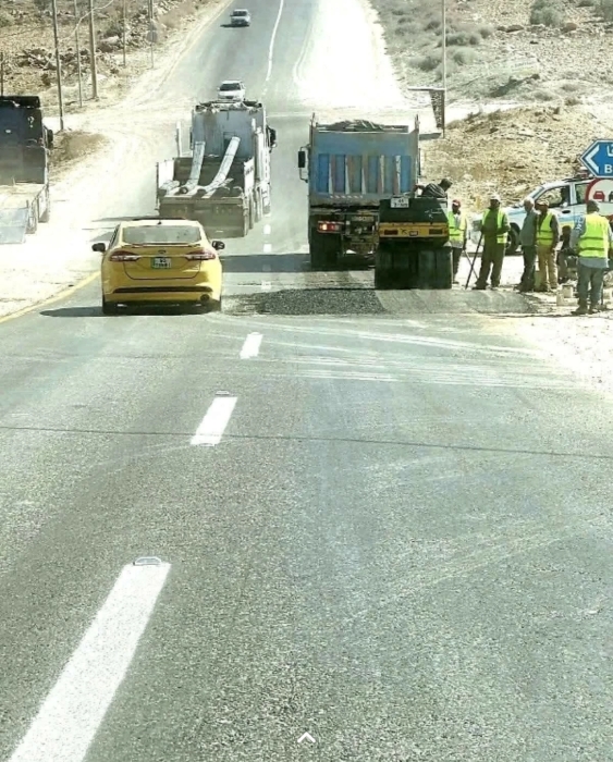 تركيب مطبات إسفلتية جديدة على طريق البترول في إربد