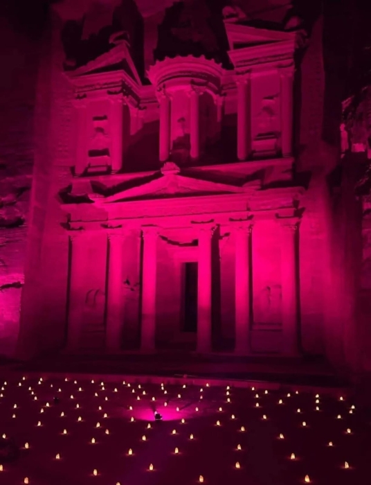 إضاءة الخزنة في البترا باللون الوردي