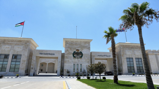 ضبط 1.3 مليون درهم أخرى بقضية سرقة الخمسة ملايين درهم إماراتي دفنها المشتبه به في التراب