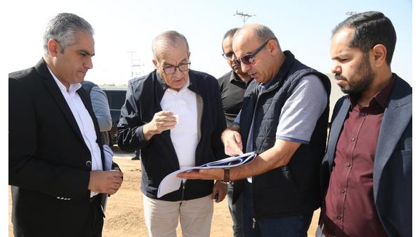 وزير الأشغال يتفقد مشروع ساحات انتظار الشاحنات في مركز جابر الحدودي