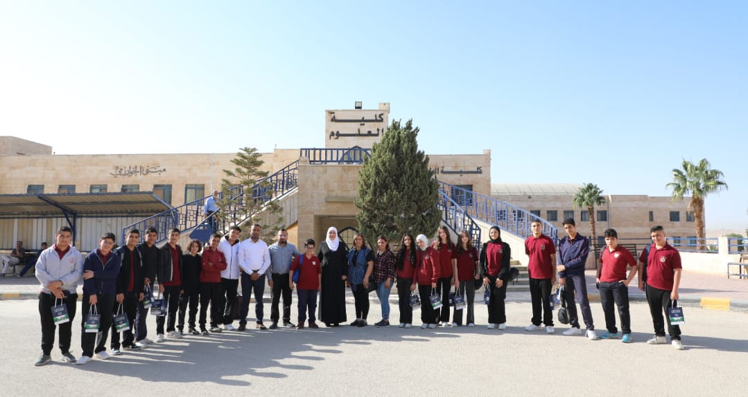 جامعة الزرقاء تستقبل وفدًا طلابيًا من مدرسة البطريركية اللاتينية