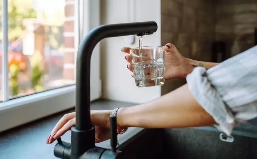 يشربه الملايين يوميًا… لكن هذا الطبيب يحذر من خطأ شائع