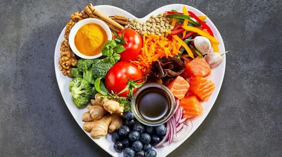 أفضل أطعمة طبيعية لخفض الكوليسترول والحفاظ على صحة القلب