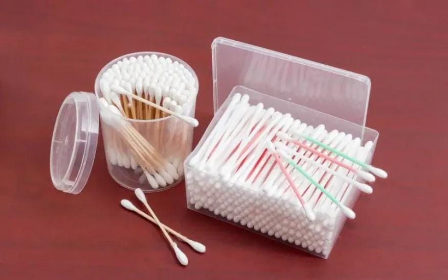 تنظيف الأذن بأعواد القطن يهدد بفقدان السمع.. تحذيرات طبية تكشف المخاطر وطرق آمنة للعناية