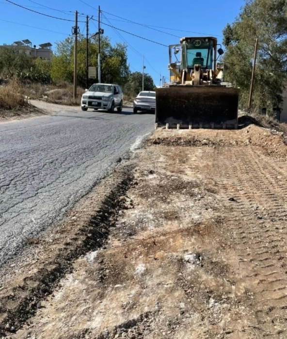 بلدية بني عبيد تباشر بأعمال توسعة وتعبيد طريق وادي الغفر  إيدون