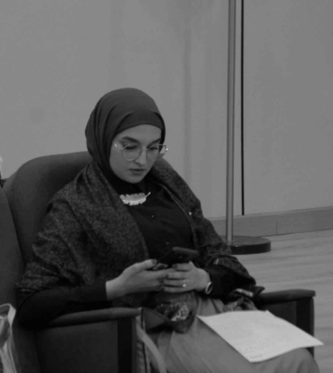 سريحين تكتب :زمنٌ يبتسمُ بالزيف