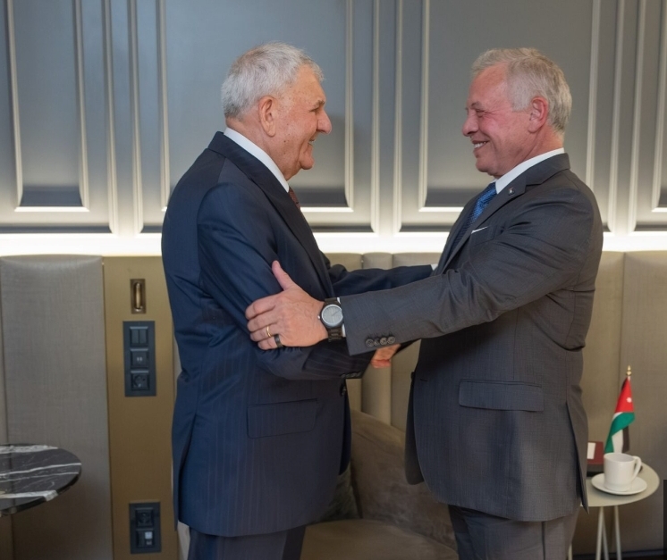 الملك يستقبل الرئيس العراقي لدى وصوله المملكة