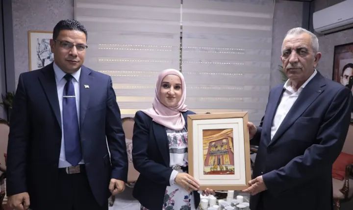 وزير الثقافة يكرم بيان عبد القادر الطورة تقديراً لجهودها في خدمة العمل الثقافي