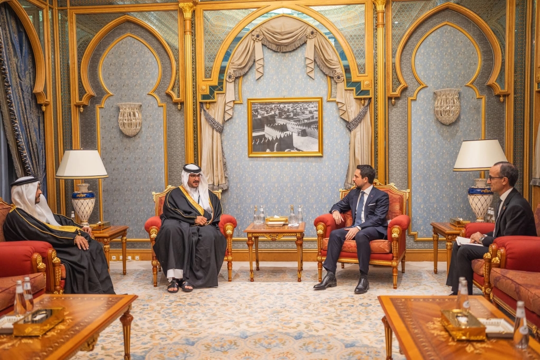 ولي العهد يلتقي الشيخ عيسى بن سلمان في الرياض ويؤكد عمق العلاقات الأردنية البحرينية