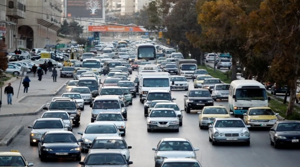 رئيس الوزراء: إنشاء جسر علوي وباص سريع التردد لتعزيز انسيابية المرور بين شمال وجنوب عمان