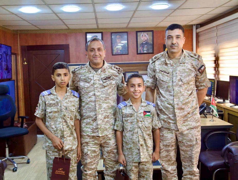 مدير التربية والتعليم والثقافة العسكرية يكرم عدداً من طلاب مدرسة الفيصلية الأساسية للبنين