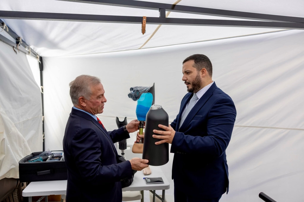 الملك يطلع على وحدات دعم مبتوري الأطراف المتنقلة لجمعية استعادة الأمل الأردنية