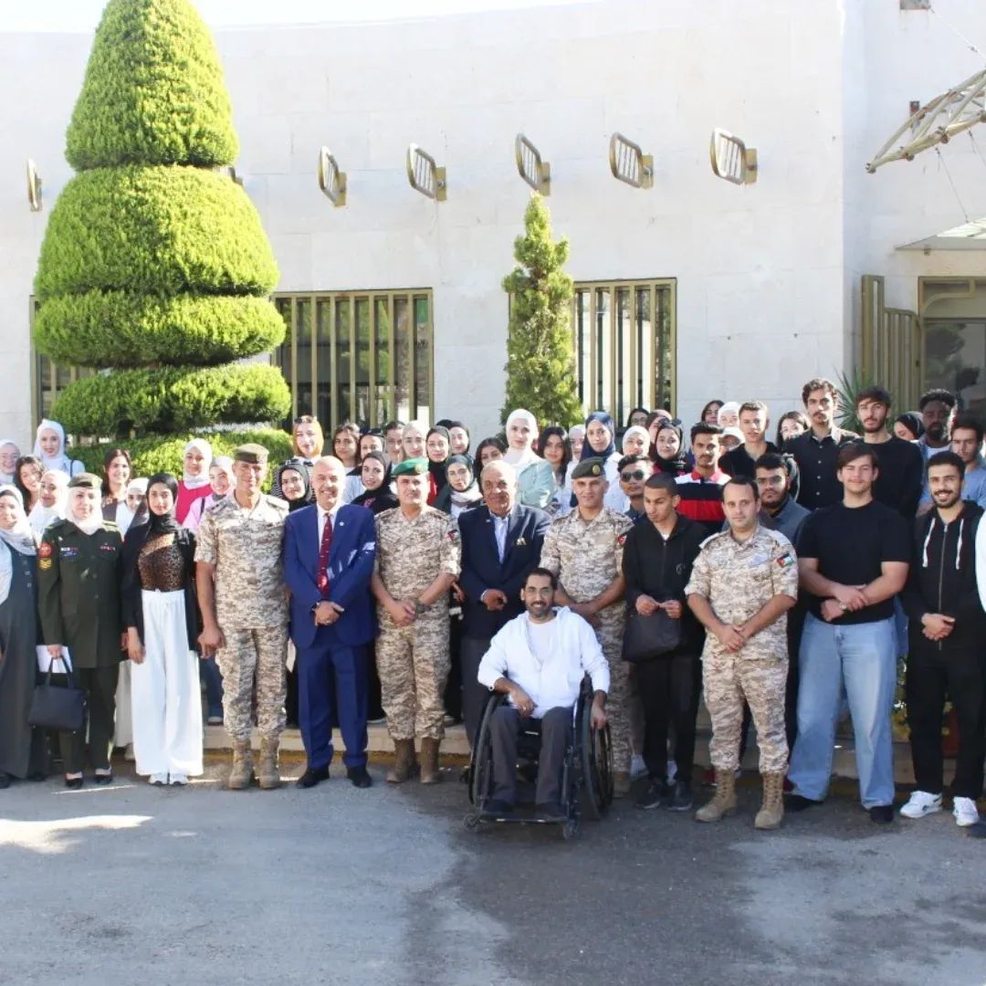 طلبة من الجامعة الأردنية يزورون الهيئة الهاشمية للمصابين العسكريين