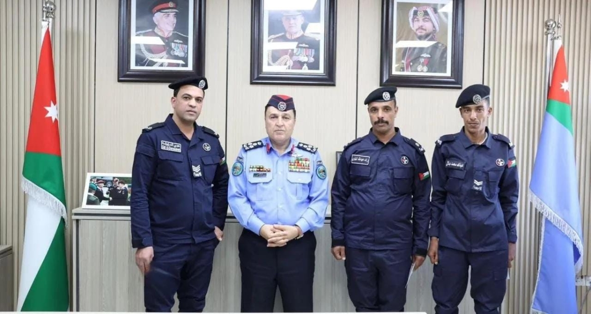 العميد العمري يكرم طاقم دورية نجدة أنقذ سيدة وأطفالها من حريق مركبة في المفرق