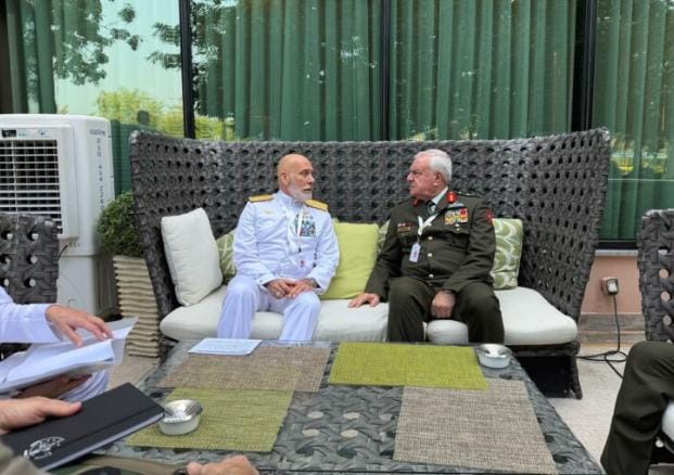 رئيس هيئة الأركان المشتركة يلتقي قادة عسكريين على هامش “حوار المنامة 2025”