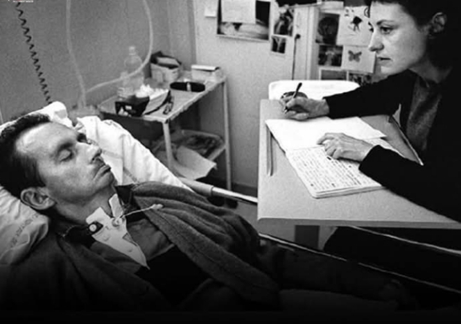 برمش العين فقط.. قصة الكاتب الفرنسي الذي تحدّى الشلل وخلّد كلماته قبل وفاته بيومين