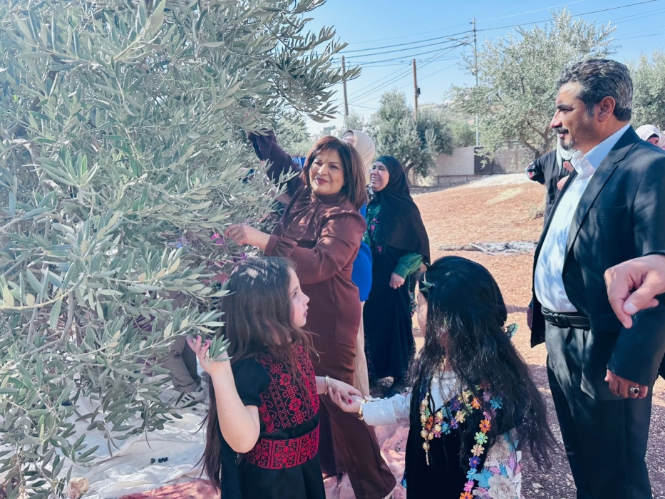 العجارمة ترعى فعالية قطف الزيتون في مدرسة النعير الأساسية المختلطة