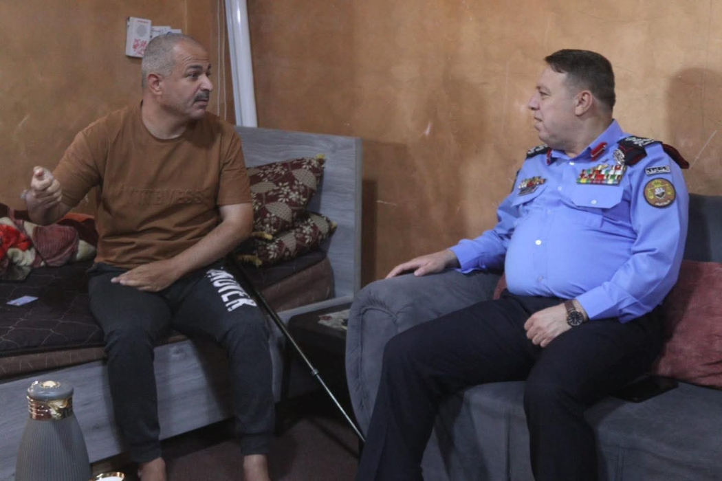 مدير شرطة الزرقاء يطمئن على النقيب فواز العموش