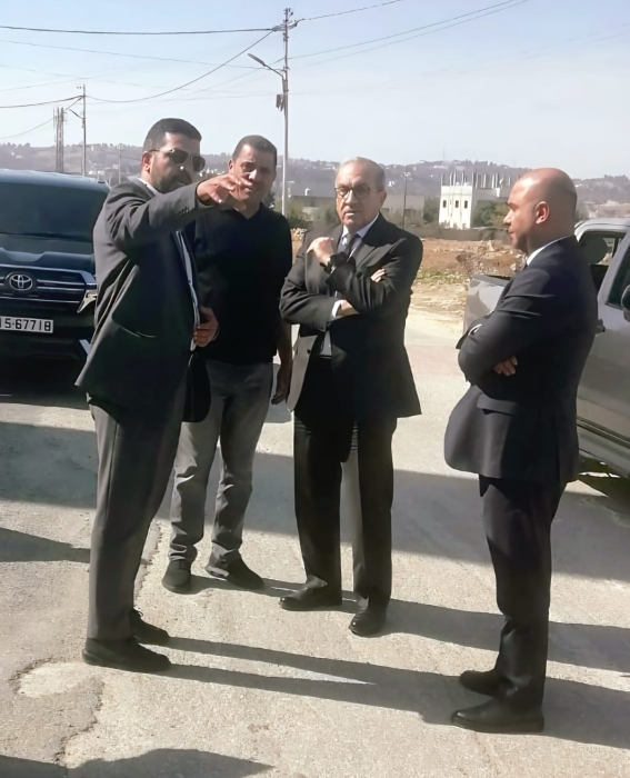 أبو السمن يتفقد مشاريع طرق في محافظة البلقاء