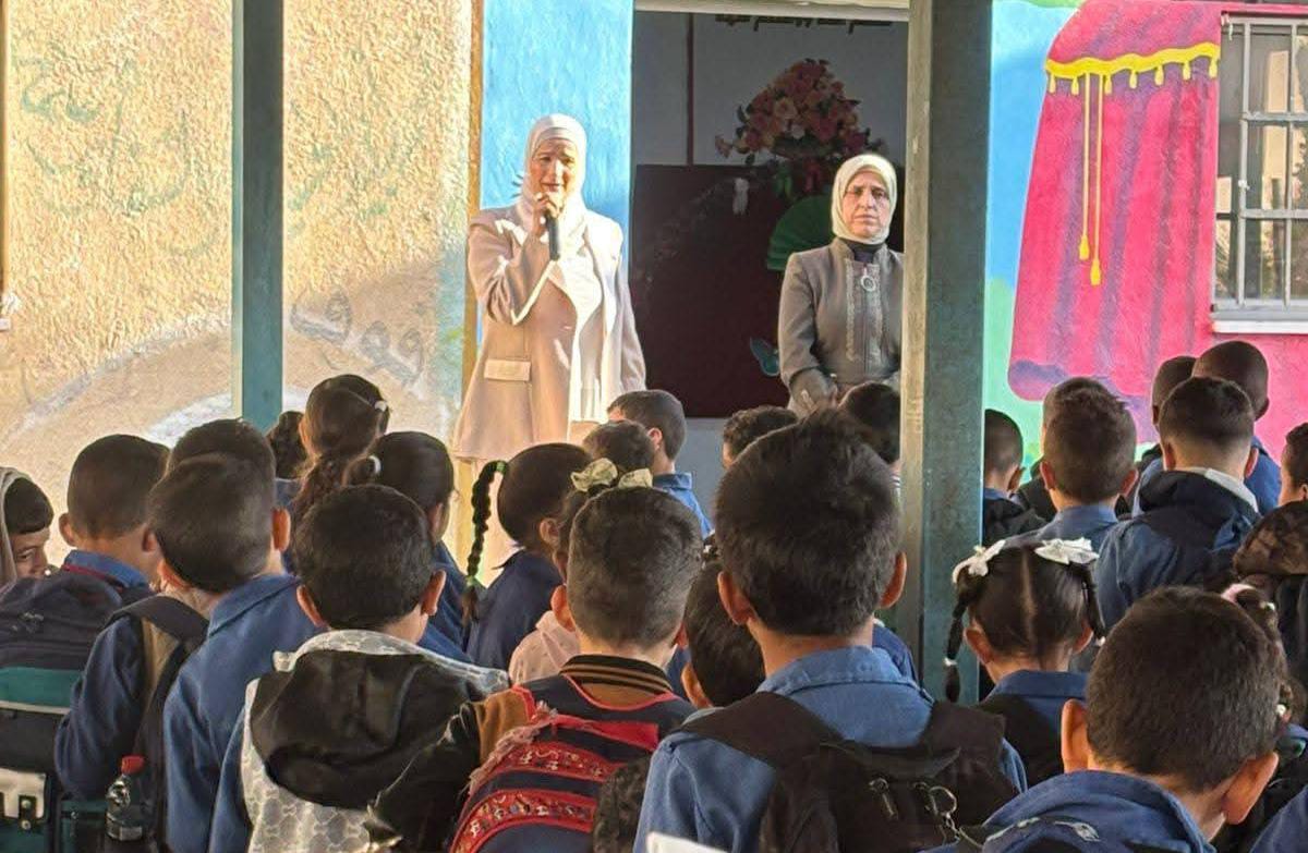 السواريس تتفقد مدرسة العبدلية الأساسية المختلطة بحضور فعاليات الطابور الصباحي