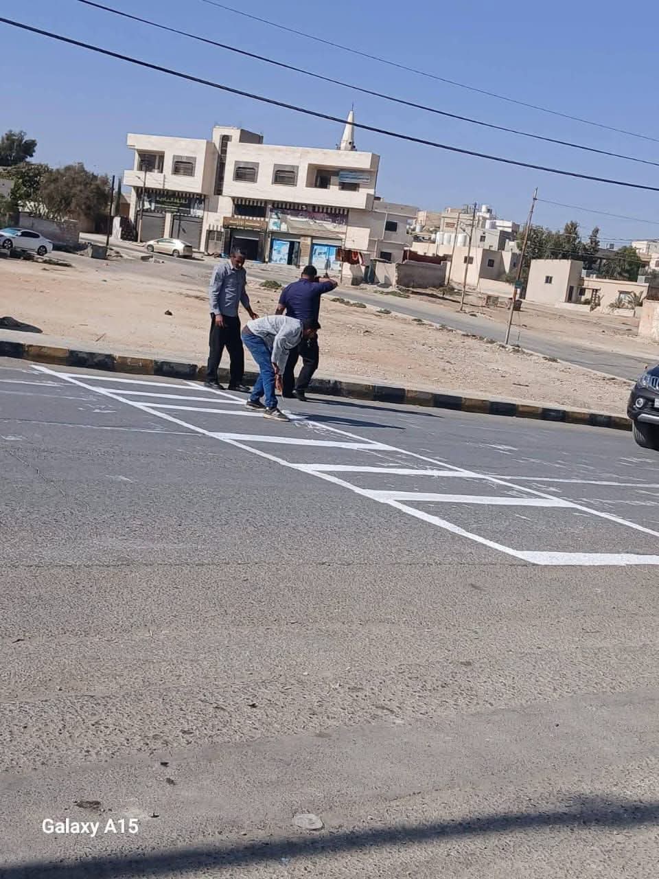 بلدية لواء الموقر تنشئ ممر مشاة أمام مدرسة الموقر الثانوية حرصًا على سلامة الطلبة