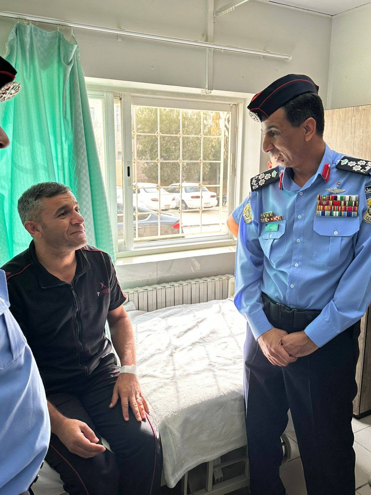 مدير شرطة الكرك يزور العسكريين العاملين والمتقاعدين للاطمئنان على صحتهم