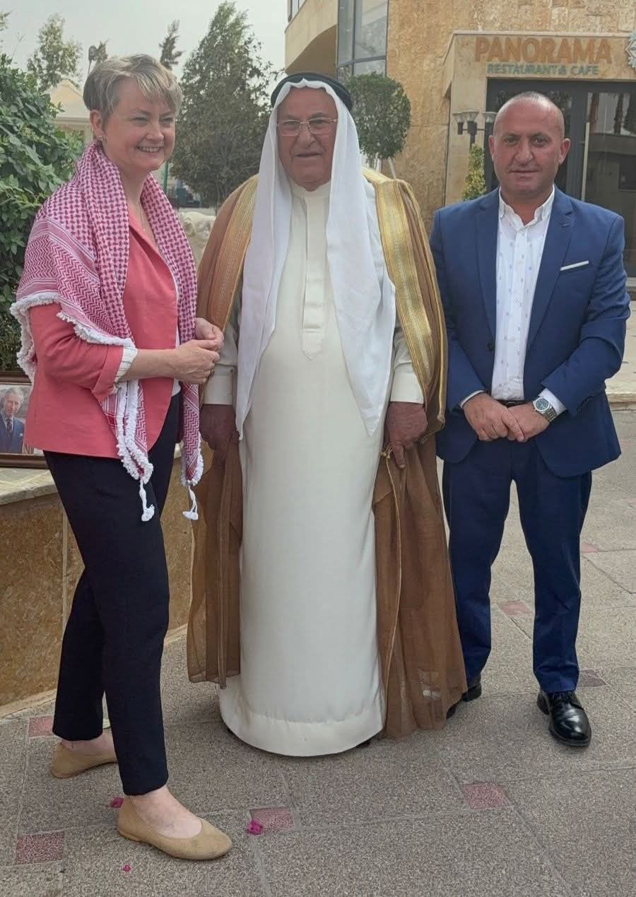 وزيرة الخارجية البريطانية ترتدي الشماغ الأردني في السلط