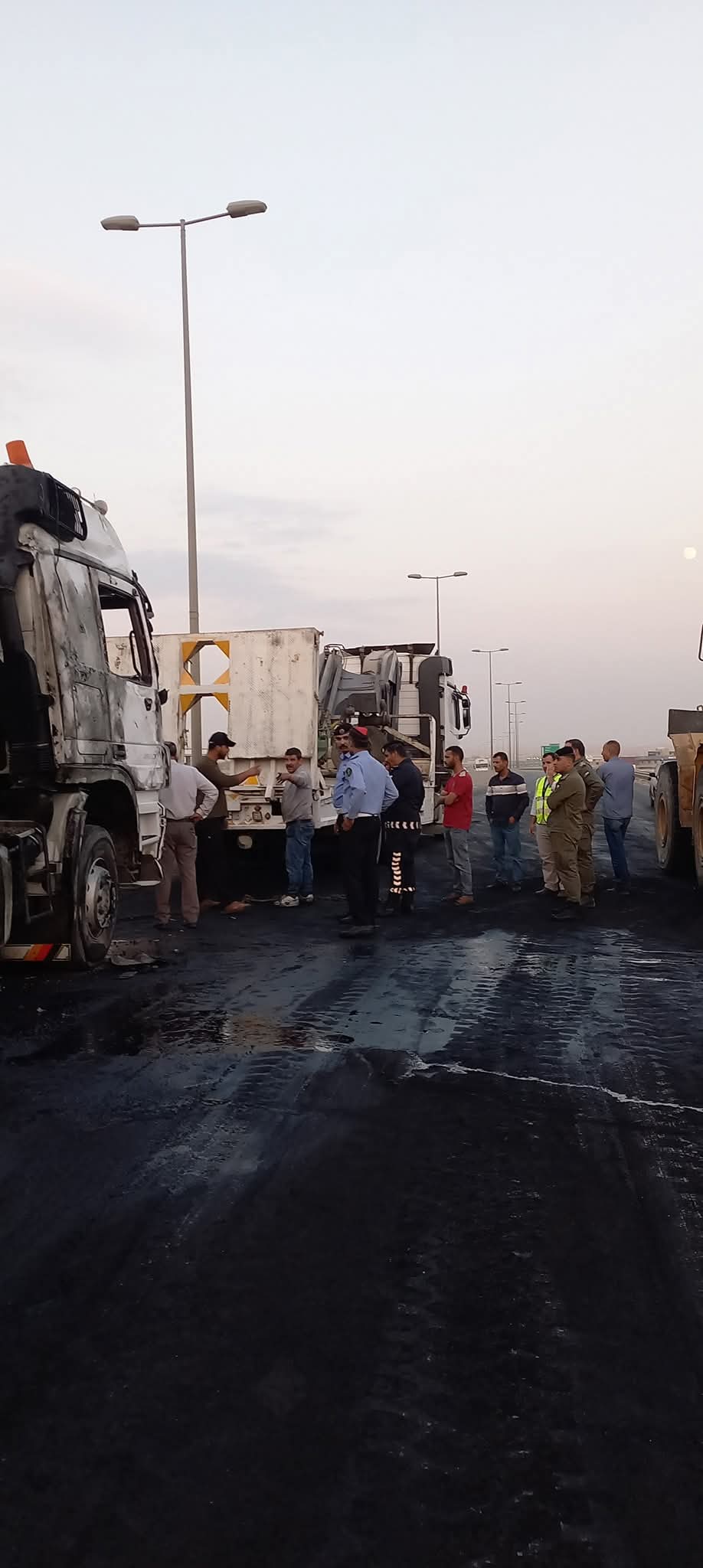 تقدّم الأعمال لإزالة آثار الحادث المروري على طريق “المِيّة” باتجاه الموقر..صور