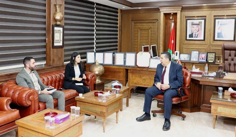 بحث التعاون بين البلقاء التطبيقية وشركة بيرسون العالمية