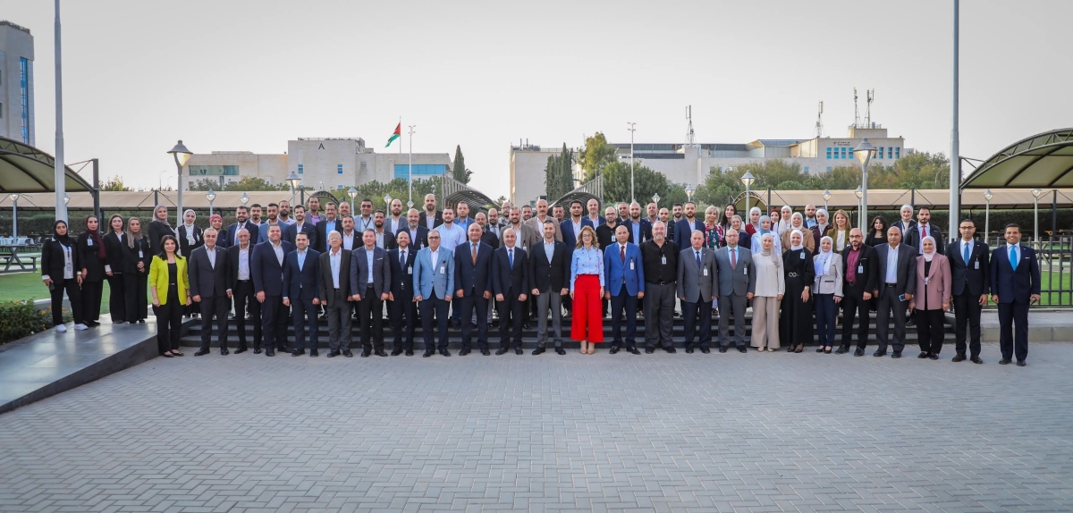 جامعة الشرق الأوسط تُكرّم عددًا من أعضاء الهيئتين الأكاديمية والإدارية