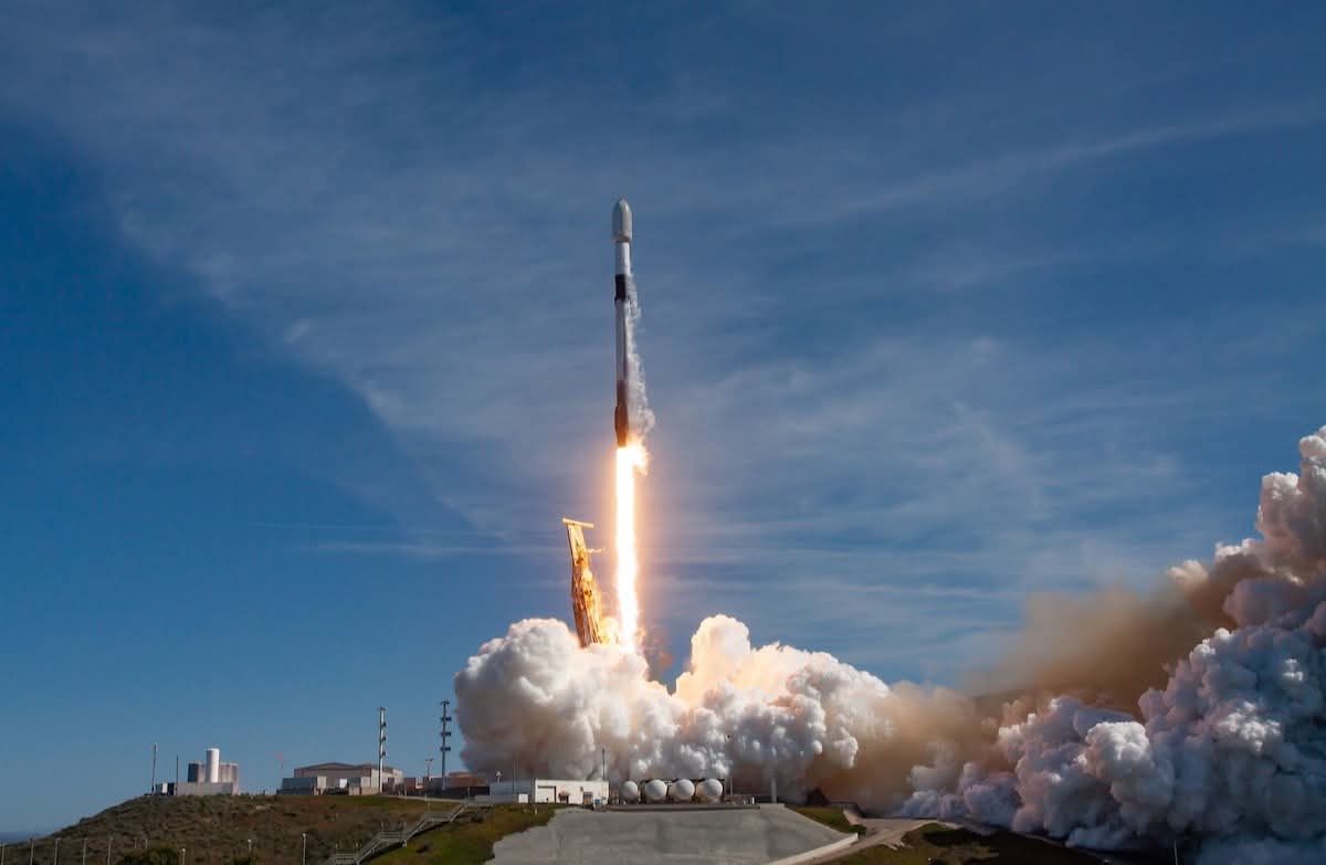 سبيس إكس الأمريكية تطلق دفعة جديدة من أقمار ستارلينك