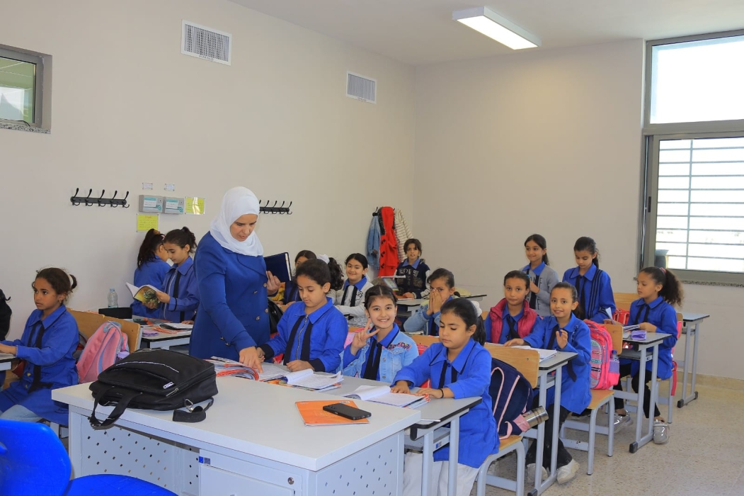 الحويدي تشارك طالبات المنصورة الثانوية فعاليات الطابور الصباحي وتتابع الحصص الدراسية
