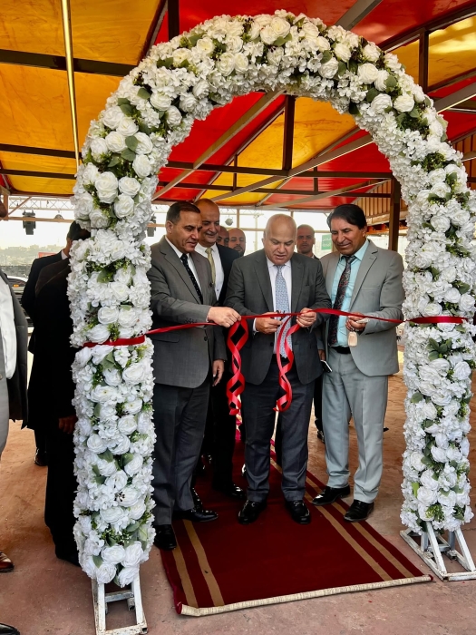 وزير العمل يفتتح محطة شحن كهربائية تعزز التحول الأخضر بالزرقاء