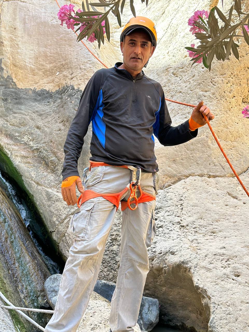 النزيلات: رحلة في عالم المغامرات الأردنية – من الهايكنج إلى الإنقاذ في الأودية