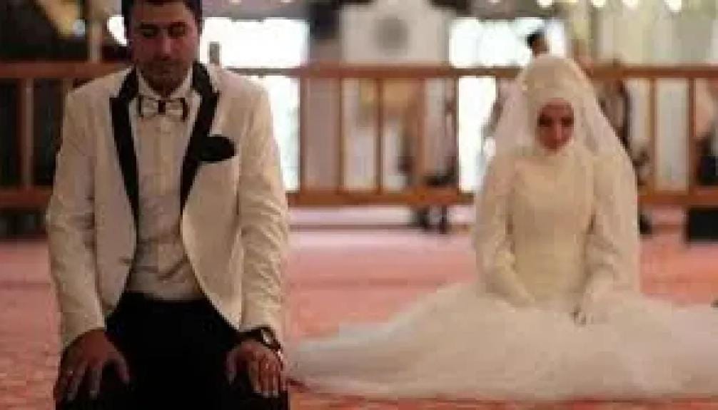 ”مكياج العروس يُجيز جمع صلاتي المغرب والعشاء؟ الشيخ الصقير يُفتي بـ”الرخصة” عند الحرج المالي!”