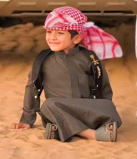 الطفل غيم الجحاوشة.. صغير يعشق الصحراء ويحمل كرم البادية
