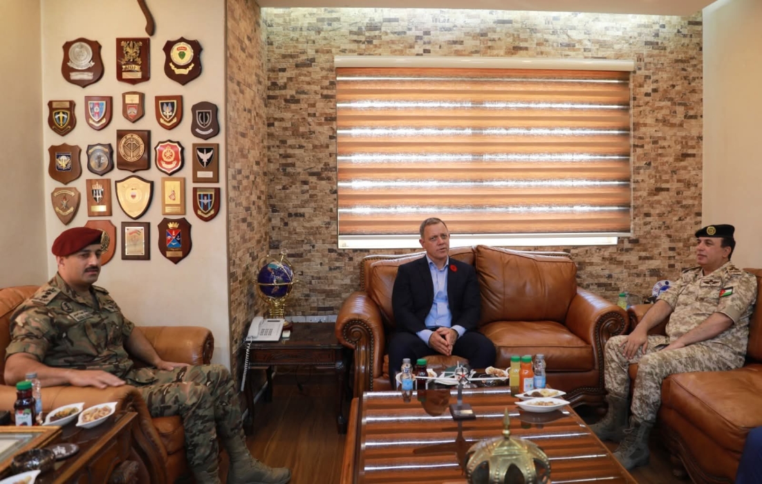 المساعد للعمليات والتدريب يلتقي وفداً عسكرياً كندياً