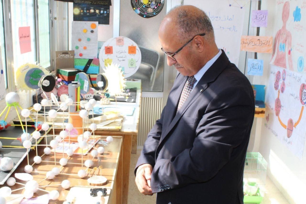 مدرسة الفرذخ الثانوية للبنات تقيم يوماً علمياً مميزاً برعاية مدير تربية البادية الجنوبية