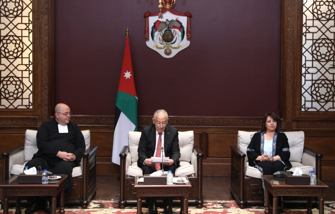 رئيس الديوان الملكي خلال لقاءه وفدًا من كلية دي لاسال الفرير....صور