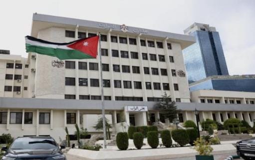 مذكرة نيابية تطالب الحكومة بتثبيت عمال المياومة